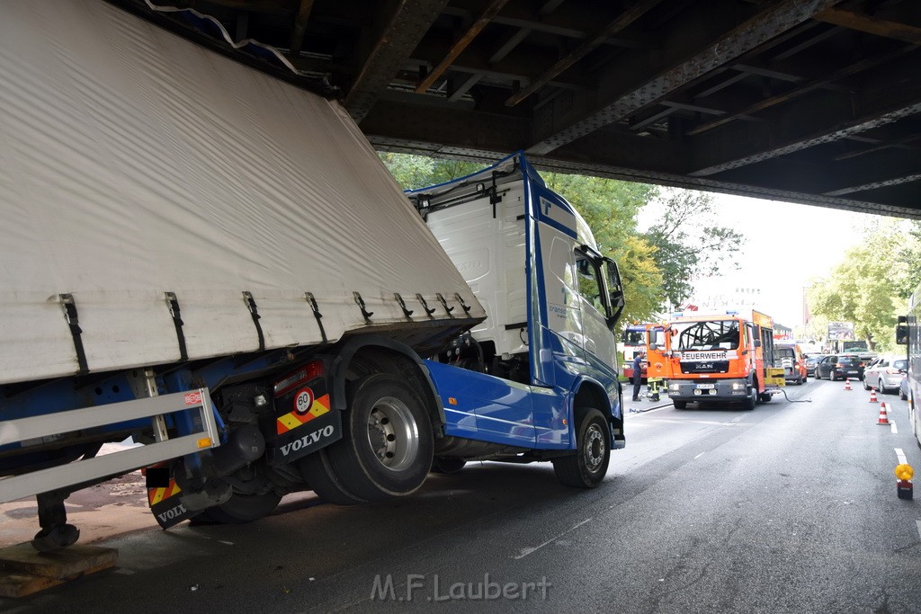 LKW blieb unter Bruecke haengen Koeln Ehrenfeld Innere Kanalstr Hornstr P089.JPG - Miklos Laubert